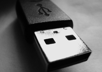 USB-Plug_Wallpaper_v7v32
